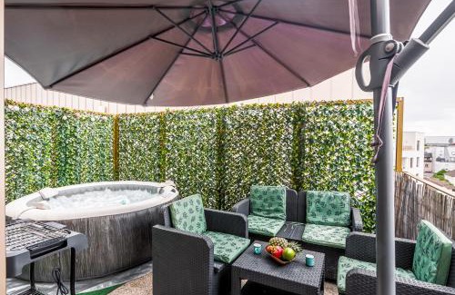 Saint-Denis Apartment | LE PETIT SÉSAME jacuzzi cosy Stade De France 6 personnes Wifi Terrasse Parking privé