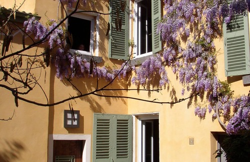 Clermont Ferrand City Centre House | LE PETIT SIAM - Charming guest room with shared SB - Center Clermont-FD