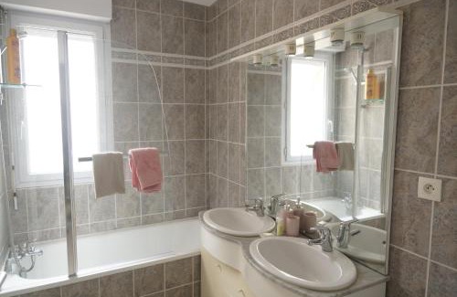 Saint-Serge Apartment | Le Pompidou T2 pour 2 à 4 pers avec parking privé & balcon Place Ney