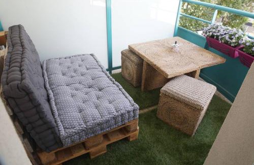 Saint-Serge Apartment | Le Pompidou T2 pour 2 à 4 pers avec parking privé & balcon Place Ney