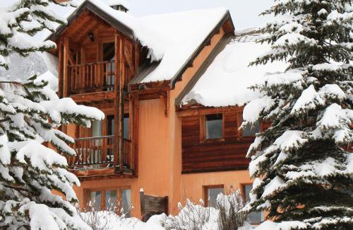Nevache Ski Chalet | Le Queyrellin hameau des Chazals Nevache Hautes Alpes