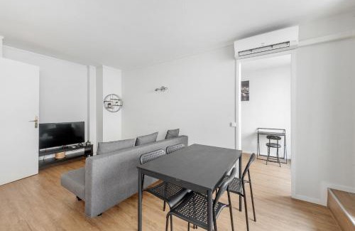 Republique - Tolstoi Apartment | Le racine - 2 bedroom apartment with balcony Villeurbanne center