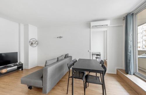 Republique - Tolstoi Apartment | Le racine - 2 bedroom apartment with balcony Villeurbanne center