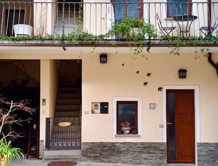Lesa Apartment | LE RONDINI - Courtyard apartment with balcony & terrace