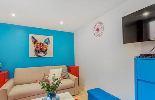 Hyeres City Centre Apartment | Le Saint Louis Blue Bulldog
