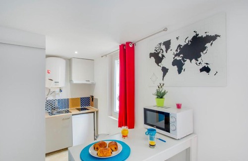 Hyeres City Centre Apartment | Le Saint Louis Blue Bulldog