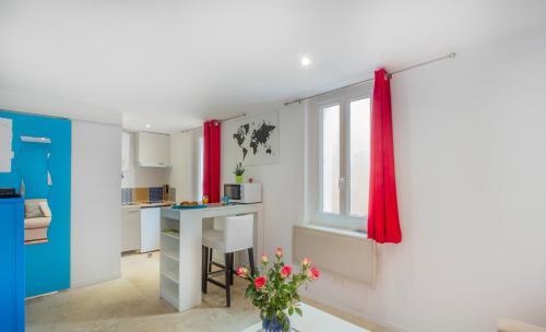 Hyeres City Centre Apartment | Le Saint Louis Blue Bulldog