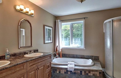 Cheneville Ski Chalet | Le Simonet - Hot Tub and Beach