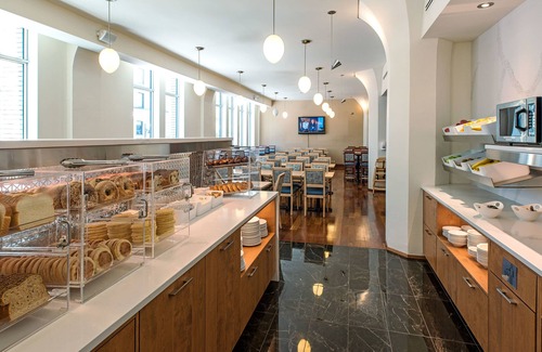 Downtown Montreal Apartment | Le Square Phillips Hotel And Suites