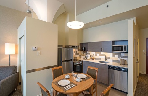 Downtown Montreal Apartment | Le Square Phillips Hotel And Suites