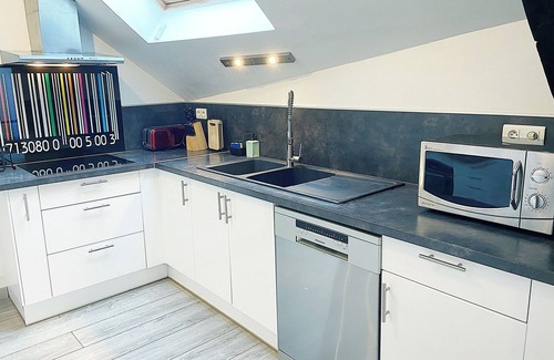 Reims Condo | Le Sweet Home - 5-person apartment - private parking and air conditioning