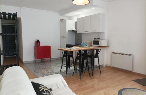 Pezenas Apartment | "Le Transversal 2" -Balcon-Garage privé optionnel -Centre historique -Plages à 21km !