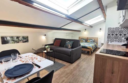 Istres Apartment | Le Tropical l Calme l Clim l Parking gratuit