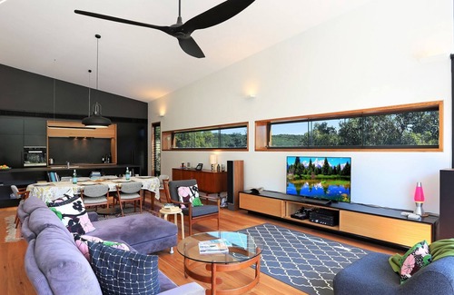 Sunshine Beach House | Leaf House - Walk to Beach & Sunshine Beach Village