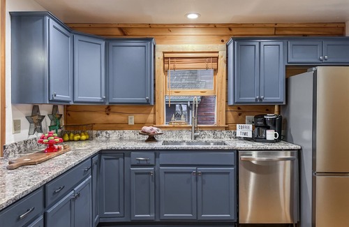 Wolf Laurel Cabin | Leaf Season | Hot Tub | 6 Smart TV | Parking