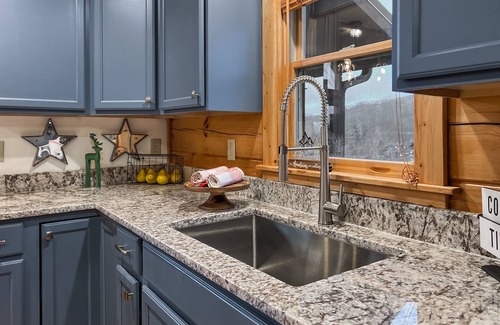 Wolf Laurel Cabin | Leaf Season | Hot Tub | 6 Smart TV | Parking