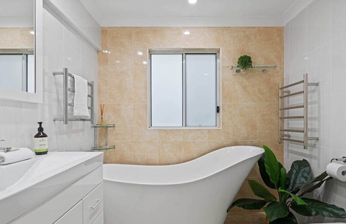 Wyoming House | Leafy Family Oasis - Wyoming, NSW