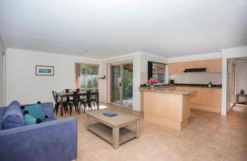 Ulladulla House | Leafy Retreat - spacious holiday home near harbour