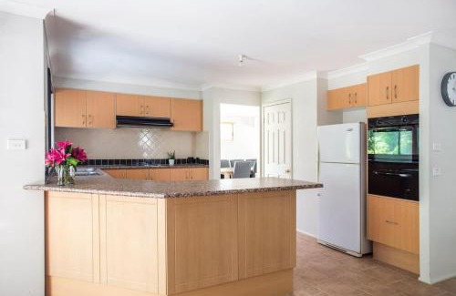 Ulladulla House | Leafy Retreat - spacious holiday home near harbour