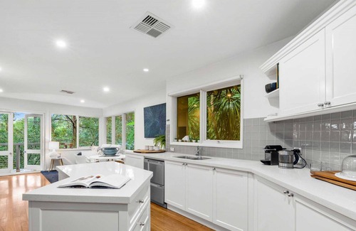 Cremorne House | Leafy Retreat with Deck & City Convenience