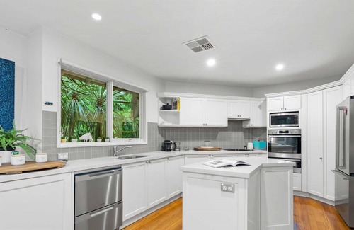Cremorne House | Leafy Retreat with Deck & City Convenience