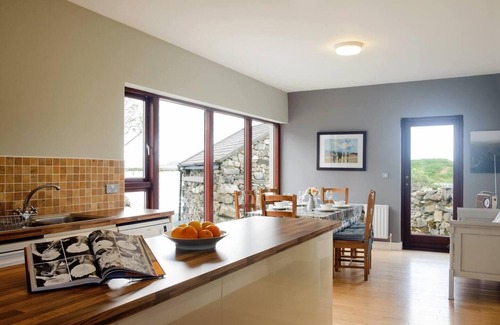 Clifden Cottage | Leap Year Cottage by Lake Beaghcauneen in Clifden