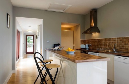 Clifden Cottage | Leap Year Cottage by Lake Beaghcauneen in Clifden
