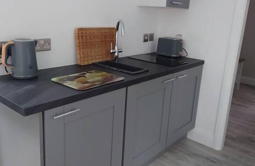 Clifden Cottage | Leap Year Cottage by Lake Beaghcauneen in Clifden