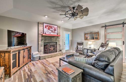 Granbury House | Leaping Toad Ranch about 9 Mi to Lake Granbury!