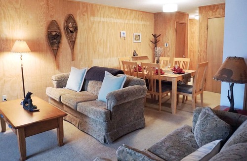 Snowshoe House | Leatherbark by Casago