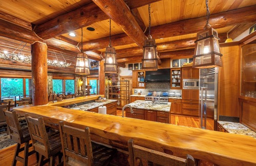 Leavenworth Cabin | Leavenworth, Luxury Log home, River front, family vacation or business retreat
