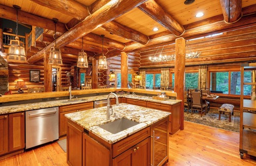 Leavenworth Cabin | Leavenworth, Luxury Log home, River front, family vacation or business retreat