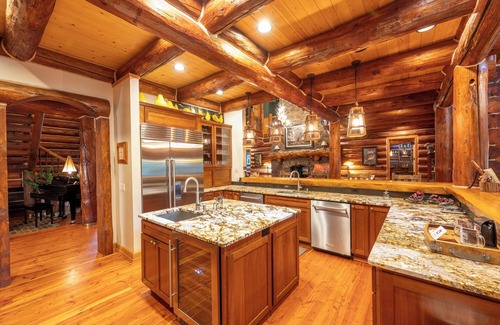 Leavenworth Cabin | Leavenworth, Luxury Log home, River front, family vacation or business retreat