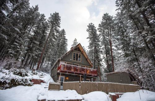 Leavenworth House | Leavenworth Mountain View Cabin w/Space to Hike