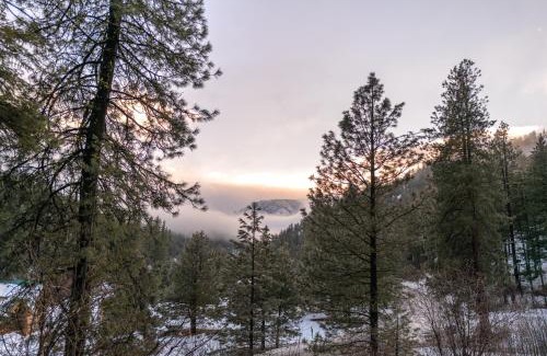 Leavenworth House | Leavenworth Mountain View Cabin w/Space to Hike