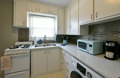 Downtown Omaha Apartment | Leavenworth Park Apt 2-Close to UNMC Blackstone