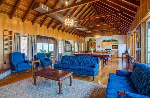 Burkesville House | 'Ledge Lodge' Burkesville Getaway: Pool & Views!