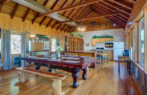 Burkesville House | 'Ledge Lodge' Burkesville Getaway: Pool & Views!