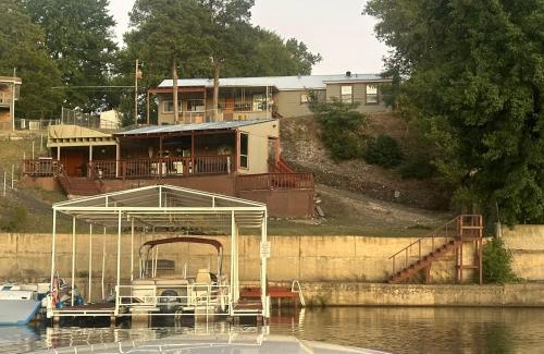Mid America House | Ledgerock lake house! Boat included march-October,outside bar, Pool table,family fun center