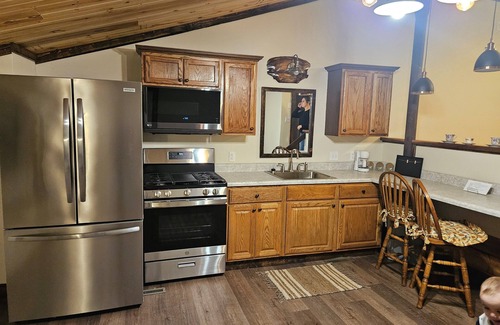 Bristolville House | Ledgestone Farms- Cozy Hideaway
