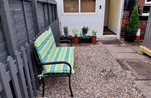 Leeds Apartment | Leeds Cosy,1br Apt, Garden & Free Parking