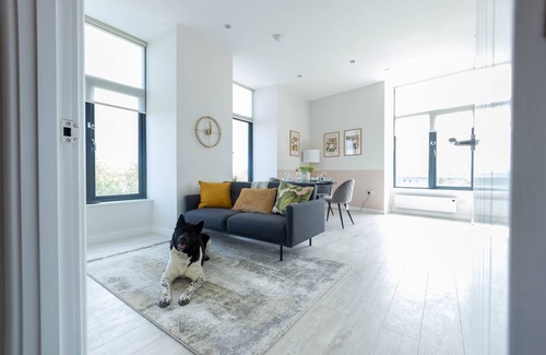 Leeds Apartment | Leeds Haven - Niche 1 & 2 Bedroom Apartments with Cityscape views includes parking upon availability by Sojo Stay