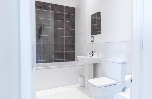 Leeds Apartment | Leeds Haven - Niche 1 & 2 Bedroom Apartments with Cityscape views includes parking upon availability by Sojo Stay