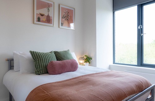 Leeds Apartment | Leeds Haven - Niche 1 & 2 Bedroom Apartments with Cityscape views includes parking upon availability by Sojo Stay
