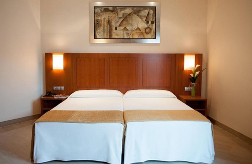 Dos Hermanas Hotel | Leflet Valme