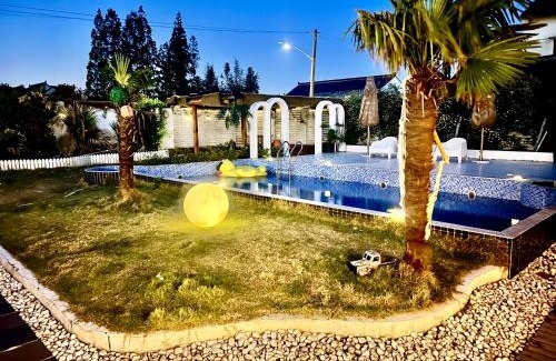 Pudong House | Left Bank La Vie Pool Resort