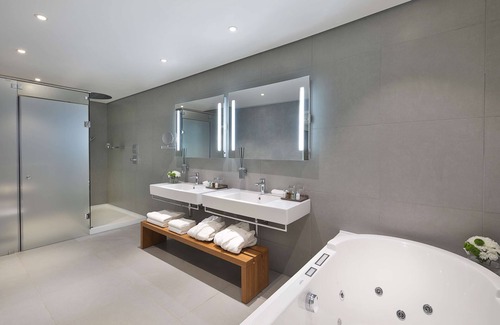 Lagos Hotel | Legend Hotel Lagos Airport, Curio Collection by Hilton
