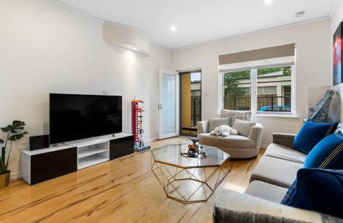 Adelaide Central Business District House | Lego-Aerospace Free Parking CBD Chinatown