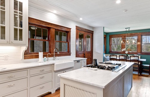 Franklin Cottage | Leiper’s Retreat – Secluded 3 BDR Craftsman Home in Franklin Arts District!
