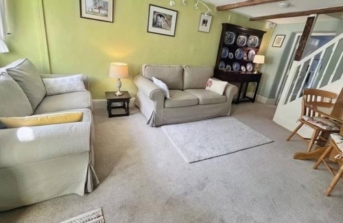 Hatherleigh Cottage | Lemon Cottage Grade 2 Thatched in Devon Village